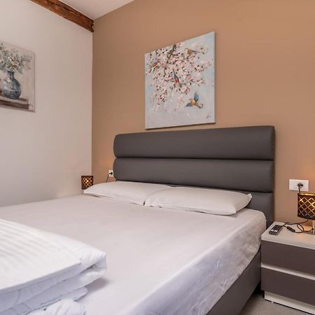 Aaa Apartments & Rooms With Free Parking Pula Extérieur photo