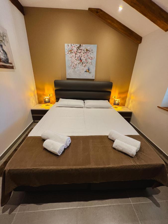 Aaa Apartments & Rooms With Free Parking Pula Extérieur photo